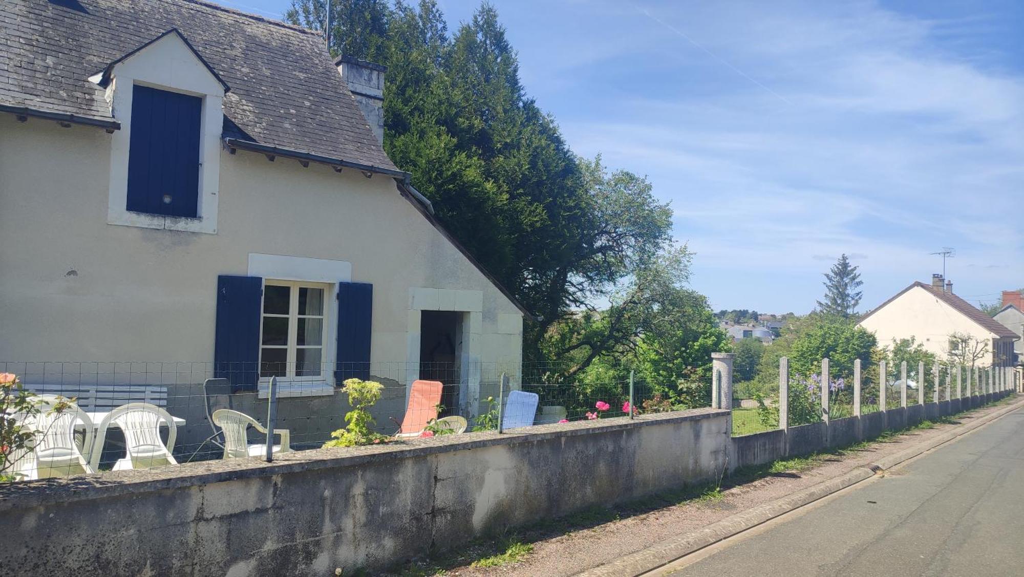 Maison plein pied dans bourg avec tous commerces Luçay-le-Mâle Extérieur photo